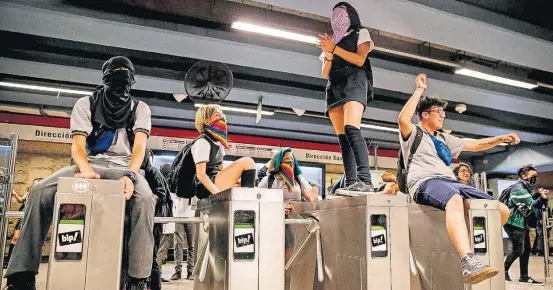  ?? JAVIER TORRES / AFP) ?? Revolta. Estudantes voltaram a pular ontem as catracas do metrô em Santiago, em desafio ao governo de Piñera; protestos começaram assim em outubro