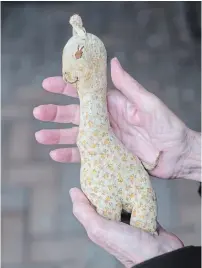  ?? MATHEW MCCARTHY WATERLOO REGION RECORD ?? Zoologist Anne Innis Dagg holds a toy giraffe her mother made for her when she was hospitaliz­ed with scarlet fever as a child.