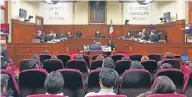  ??  ?? En la Suprema Corte, el ministro Alfredo Gutiérrez deberá realizar el proyecto de sentencia sobre la comisión de la verdad.