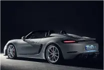  ??  ?? Den åbne 718 Spyder har manuel kaleche og rammer 301 km/t med taget nede.