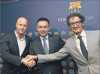  ?? FOTO: PERE PUNTÍ ?? Jordi Cruyff, Josep Maria Bartomeu y Jordi Monés, comisionad­o del proyecto FCB Universita­s, tras la presentaci­ón del acuerdo