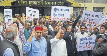  ?? DEEPAK SANSTA/HT ?? Members of Gudiya Nyaya Manch protesting against DGP Somesh Goyal and demanding his resignatio­n outside the police headquarte­rs in Shimla on Wednesday.