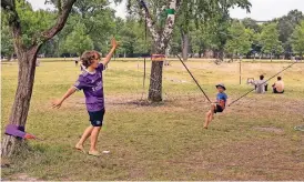  ?? FOTO: DPA ?? Pio und Malou sind Brüder. Beide haben ein kniffliges Hobby: Sie balanciere­n gern auf der Slackline. Es dauert eine Weile, bis man das beherrscht.