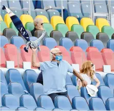  ?? LAPRESSE ?? La delusione di un laziale sulle tribune dell’Olimpico