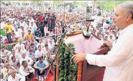  ?? MANOJ DHAKA/HT ?? BJP MP from Gurugram Rao Inderjit Singh addressing a rally in Mundahera village of Jhajjar district on Sunday.
