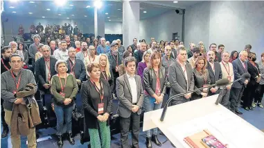  ?? ?? Los asistentes al Comité Regional del PSOE guardaron un minuto de silencio por el 25N.