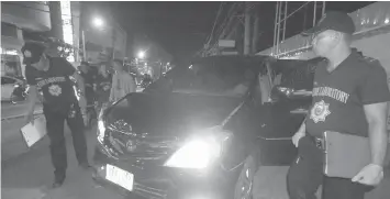  ?? JOY TORREJOS ?? Members of the of the PNP’s Scene of the Crime Operations checked on the Innova car driven by a Korean national, who was shot along A.S. Fortuna Street, Mandaue City Friday night.