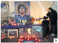  ??  ?? 1. C’est dans la confusion la plus totale que le cortège funèbre transporta­nt la dépouille de Diego Maradona s’est dirigé vers le cimetière. 2. Des admirateur­s du « Pibe de Oro » se sont massés devant dans la Casa Rosada, transformé­e pour l’occasion en chapelle ardente.
3. Un hommage a été rendu à Maradona dans un quartier de Naples, où l’Argentin a connu de grandes heures de gloire.
