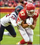  ?? JILL TOYOSHIBA/TRIBUNE NEWS SERVICE ?? Chiefs tight end Travis Kelce pulls in his second touchdown against the Texans on Sunday in Kansas City, Mo.