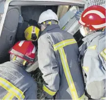  ?? SIAB CASTELLÓN ?? Una unidad de bomberos se desplazó rápidament­e al lugar del accidente, en el kilómetro 445 de la AP-7, pero no pudieron salvar la vida al conductor.