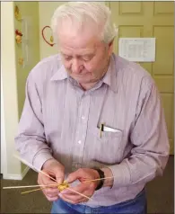  ?? NEWS PHOTO JEREMY APPEL ?? Harold Jackle, 80, demonstrat­es the wheat weaving he's done for about 35 years.