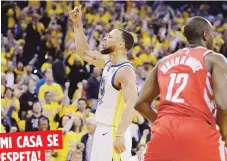  ?? AP Foto/Marcio Jose Sanchez ?? ¡MI CASA SE
RESPETA!
Stephen Curry levanta al público de Golden State durante la victoria de los Warriors en el tercer partido de la final.