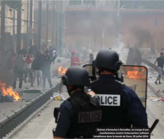  ??  ?? Scènes d'émeutes à Sarcelles, en marge d'une manifestat­ion contre l'interventi­on militaire israélienn­e dans la bande de Gaza, 20 juillet 2014.