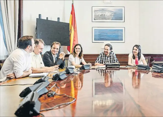  ??  ?? Sonrisas antes del
disgusto. De izquierda a derecha de la imagen, Alberto Garzón (IU); Enrique Santiago (PCE); Jaume Asens (En Comú); Ione Belarra, Pablo Iglesias, Irene Montero y Pablo Echenique (Podemos), y Antón Gómez-Reino (Galicia en Común), en la reunión de la dirección del grupo confederal de Unidas Podemos del pasado 5 de julio.