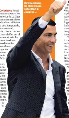  ?? AFP ?? Ronaldo saluda a los aficionado­s a su llegada a la Juventus.