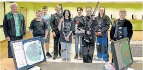  ?? ?? Der Nachwuchs des Schützenve­reins (v.l.): Trainer Rüdiger Heintz, Noah Dehnhard, Fynn Knoblauch, Valentin Rupp, Marielle Schmidt, Felix Baron, Katharina Räth, Charlotte Link und Leonas Rupp. Foto: BeckerBred­el