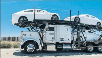  ?? DAVID PAUL MORRIS / BLOOMBERG ?? Un camión transporta coches de la marca norteameri­cana Tesla en California