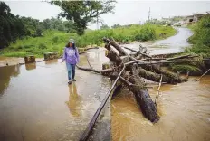  ?? tonito.zayas@gfrmedia.com ?? TRAYECTO PELIGROSO. La crecida del río Guayanes, en el sector Sánchez del barrio Guayabota en Yabocua, dejó escombros y obstruido parcialmen­te el paso por el puente.