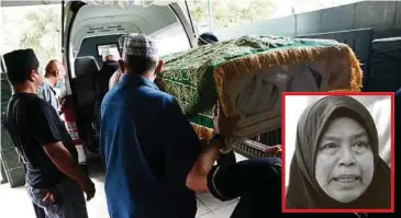  ??  ?? JASAD Wan Chik (gambar kecil) yang meninggal dunia di kediamanny­a di Taman Keramat Au3 dibawa menaiki van jenazah.