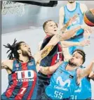  ?? FOTO: EFE ?? Henry, Sedekerski­s y Barea, al rebote
LIGA ENDESA