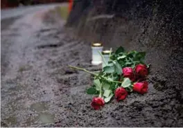  ?? FOTO: EIRIN MARGRETHE FIDJE ?? Onsdag formiddag hadde pårørende lagt ned blomster og tent lys på ulykkesste­det.