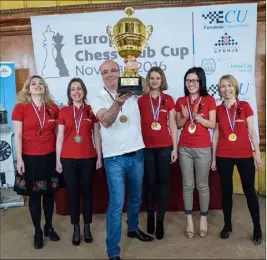  ?? (Photo Lennart Ootes) ?? L’équipe féminine du Cercle d’échecs de Monaco entoure Jean-Michel Rapaire, le président de la fédération monégasque, qui présente fièrement le trophée des championne­s d’Europe.