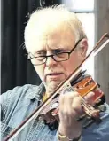  ??  ?? Musiklehre­r Ralf Beiderwied­en an der Geige.