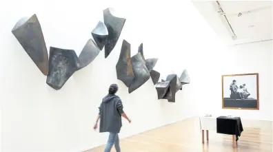  ??  ?? Formas voladoras, de Alicia Penalba, exhibida con piezas de Víctor Grippo y Oscar Bony