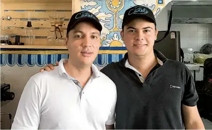  ?? FOTO JONATHAN MONTOYA ?? Gabriel y Julián, jóvenes del municipio de Cañasgorda­s que decidieron emprender y apostarle al café, un proceso en el que estuvieron acompañado­s del barista Alexander Medina.