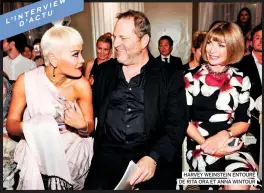  ??  ?? HARVEY WEINSTEIN ENTOURÉ DE RITA ORA ET ANNA WINTOUR