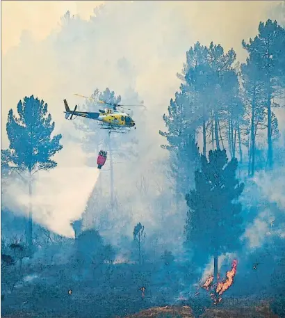  ?? PATRICIA DE MELO MOREIRA / AFP ?? Los fuegos, como este de Vila Velha de Rodao el pasado jueves, no dan tregua a los bomberos