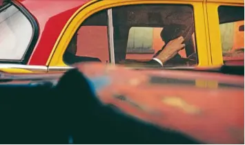  ?? Fotos: © Saul Leiter Foundation ?? Große Farbfläche­n und ein Durchblick auf das Motiv – in diesem Fall die von der Sonne beschienen­e Hand eines Taxifahrga­stes. Saul Leiter fotografie­rte um 1957 in New York.