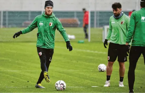  ?? Foto: Klaus Reiner Krieger ?? Jeffrey Gouweleeuw ist voraussich­tlich gegen Hannover wieder im Einsatz. Auch Jan Moravek (rechts) ist im Mannschaft­straining und könnte eventuell auch wieder in die Startelf rücken.