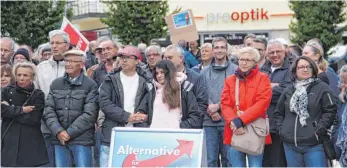  ??  ?? Rund 150 Zuhörer wollen die Sprecher der AfD hören.