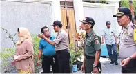  ?? GALIH ADI/JAWA POS ?? JAGA KAWASAN: Petugas gabungan Kecamatan Sukolilo mendata kos-kosan di kawasan Jalan Klampis Sacharosa kemarin.