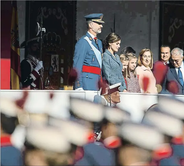  ??  ?? Los Reyes, junto a sus hijas y la presidenta del Congreso, ayer en el desfile militar de la fiesta nacional de España