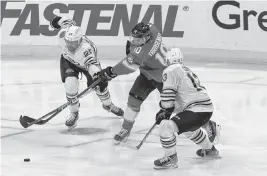  ?? DAVID SANTIAGO dsantiago@miamiheral­d.com ?? Panthers right wing Vladimir Tarasenko battles for the puck against Bruins defenseman Brandon Carlo and center Charlie Coyle during Game 2 on Wednesday in Sunrise.