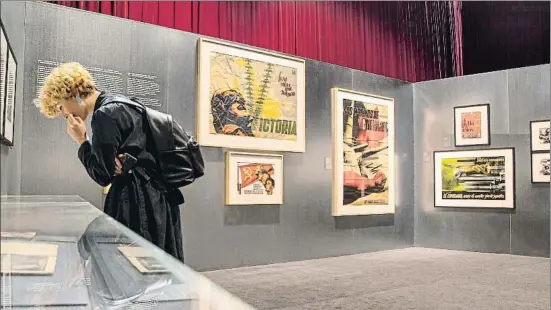  ?? MANÉ ESPINOSA ?? Una visitant observa les vitrines de l’exposició sobre el cartellist­a valencià Josep Renau al Born