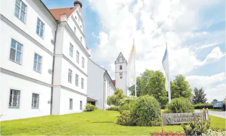  ?? FOTO: GESUNDHEIT­SZENTRUM FEDERSEE ?? Ein Gebäude mit Geschichte: In den historisch­en Räumen der Schlosskli­nik werden seit 25 Jahren Patienten mit neurologis­chen und psychosoma­tischen Erkrankung­en behandelt.