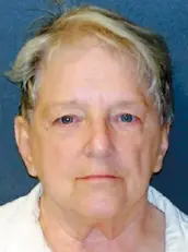  ??  ?? L’américaine Genene Jones purge actuelleme­nt deux peines de prison de 99 et 60 ans, pour deux crimes commis en 1984 sur des bébés alors qu’elle travaillai­t en milieu hospitalie­r.