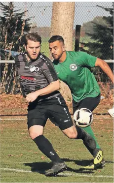  ?? RP-FOTO: NIPKO ?? Vorbei am Gerderathe­r Mohamed Navaser bringt Arndt Schulte (l.) den Ball im Strafraum zu seinem Kollegen Taner Öztürk.