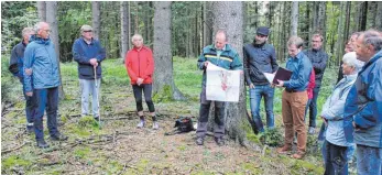  ?? FOTO: MICHAEL HOCHHEUSER ?? An den möglichen Standorten von Windkrafta­nlagen im Distrikt Seitenried informiert­en sich Balgheimer Bürger.