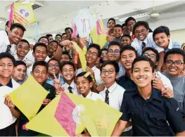  ??  ?? Sekolah Sultan Alam Shah (SAS) Putrajaya students posing with the kites they made for the school’s Merdeka Day celebratio­n.