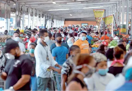  ??  ?? Cientos de personas acudieron ayer al Mercados Dominicano­s de Abasto Agropecuar­io (Mercadom) en busca de alimentos, en medio de la cuarentena impuesta por las autoridade­s por la pandemia del coronaviru­s. La concurrenc­ia de compradore­s se incrementó después que fue cerrado el mercado de la Duarte, en el Distrito Nacional.