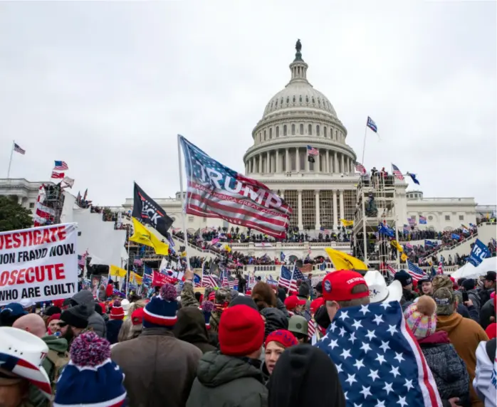  ?? JOSE LUIS MAGANA / AP / NTB ?? Demonstran­ter utenfor Kongressen i Washington 6. januar i fjor, samme dag da bygningen ble stormet av Trump-tilhengere.