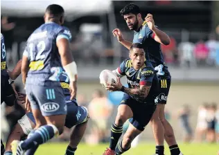  ?? PHOTO: GETTY IMAGES ?? Into his work . . . Aaron Smith, of the Highlander­s, runs the ball during his side’s Super Rugby Aotearoa preseason match against the Hurricanes at Molyneux Park, Alexandra, yesterday.