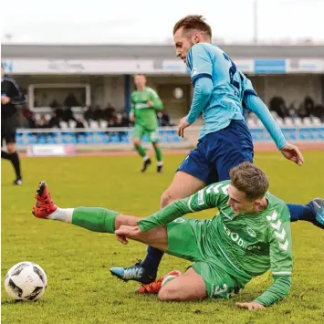  ?? Foto: Horst Hörger ?? Auch Sebastian Enderle (blaues Trikot) wird gegen Unterföhri­ng wohl fehlen. Damit reiht er sich ein in eine lange Liste von ver letzten Illertisse­r Spielern.