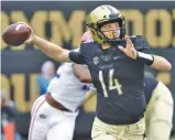  ?? AP PHOTO/MARK HUMPHREY ?? Vanderbilt quarterbac­k Kyle Shurmur, shown during a home game against Florida on Oct. 13, will try to complete his collegiate career with a 3-1 mark against Tennessee by winning today’s meeting with the Vols in Nashville.