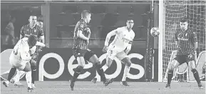  ?? — Gambar AFP ?? GOL TUNGGAL: Mendy (kiri) menjaringk­an gol pada perlawanan Liga Juara-Juara di antara Atalanta menentang Real Madrid stadium Atleti Azzurri d’Italia di Bergamo, kelmarin.