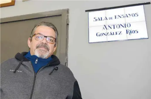  ??  ?? El fundador, Antonio González Ríos, ante la sala de ensayos que la banda le ha dedicado.